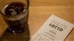 Lottokupon og kaffekrus på bord