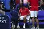 Djokovic behandles på tennisbanen 