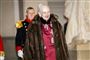 Dronning Margrethe er ankommet til Christiansborg, hvor hun onsdag holder nytårskur. Hun er iført sin bordeaux kurkjole og en stor pels.
