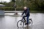 portræt af mand på cykel i vand
