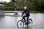 portræt af mand på cykel i vand