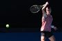 tennisspiller i aktion på banen