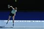 tennisspiller i aktion på banen