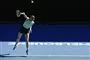 tennisspiller i aktion på banen