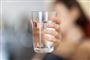 person holder et glas vand