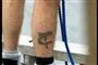 ben med tatovering