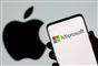 Mobiltelefon med Microsoft-logo foran Apple-logo