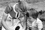 1970: Mor og søn på Fredensborg Slot, som den kongelige familie benytter i sommerhalvåret. Som voksne kommer kronprinsen og kronprinsesse Mary til at bo på slottet, da de efter brylluppet flytter ind i Kancellihuset. I dag bor de primært på Amalienborg.