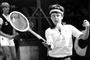 1982: En temperamentsfuld ung tennisspiller. Taber han en bold, er der ikke langt til at banke ketsjeren ned i banen eller smide den hen ad jorden. I dag er han en stor beundrer af Caroline Wozniacki. - Selv i min alder kan man godt få forbilleder.