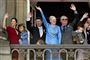 2010: Dronningen fylder 70 år og vinker fra balkonen på Amalienborg.
