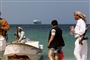 Også i december blev fragtskibe angrebet af Houthi-bevægelsen. Her ses bevæbnede mænd på en strand i Yemen, hvor skibet "Galaxy Leader", der på det tidspunkt var blevet indtaget af Houthierne, kan skimtes i horisonten. (Arkivfoto).