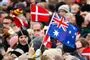 personer vifter med australsk og dansk flag
