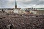 menneskemængde foran christiansborg