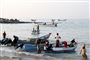 Fiskere i Yemen røgter deres net nær byen Hodeida ved det Røde Hav. Houthi-oprørene kontrollerer det meste af kysten og angriber handelsskibe i regionen med missiler. De har svoret, at de vil udvide angreb til også at omfatte amerikanske skibe.