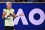 tennisspiller i aktion på banen