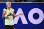tennisspiller i aktion på banen