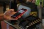 Personer med en iPhone kan i dag betale kontaktløst med deres telefon gennem Apple Pay eller Apple Wallet. Nu vil Apple lade konkurrenter udvikle kontaktløse betalingsløsninger til iPhone. (Arkivfoto).