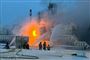 brand ved nogle bygninger i sneen