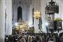 Det nye kongepar og repræsentanter for det officielle Danmark, ministre og borgmestre er samlet i Aarhus Domkirke søndag til festgudstjeneste i anledning af tronskiftet.