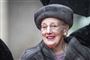 Dronning Margrethe smiler med pels og pelshat.
