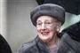 Dronning Margrethe smiler med pels og pelshat.