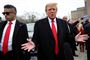 Trump besøgte tirsdag et valgsted i delstaten New Hampshire. Tirsdag aften lokal tid er han udråbt som vinder af primærvalget i delstaten af flere medier.