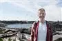 en glad mand med udsigt over København 