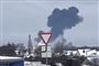 Et foto taget fra et overvågningskamera i Belgorod-regionen viser røg stige op fra det sted, hvor et russisk militærfly styrtede ned onsdag. Der er endnu ingen uafhængige oplysninger om, hvad der forårsagede styrtet, og hvem der var om bord. Men ifølge Rusland var der 65 ukrainske krigsfanger på flyet, som blev skudt ned af Ukraine.