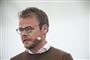 mand taler i mikrofon