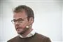 mand taler i mikrofon