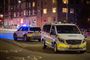to politibiler på gaden