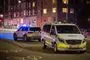 to politibiler på gaden
