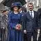 Dronning Mary og kong Frederik foran Christiansborg.