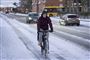 cyklist kører på snedækket vej
