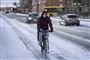 cyklist kører på snedækket vej