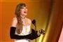 Taylor Swift modtager en pris på scenen i gallatøj