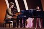 mand sidder ved piano