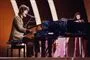 mand sidder ved piano