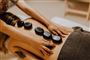 Kvinde får massage med sten på ryggen