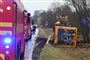 en væltet bus og beredskab der arbejder