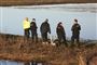 Politifolk kigger ud over vand