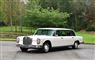 en lang hvid Mercedes