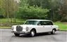en lang hvid Mercedes