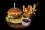 En burger med pommes frites og en dip