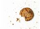 En cookie, som der er taget en bid af.