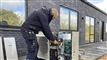 en mand arbejder