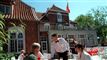 udeservering foran et hotel