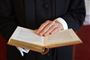 en person holder biblen