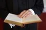 en person holder biblen
