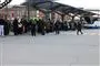 Mange folk på en banegårdsplads